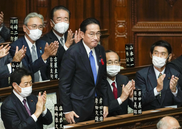 기시다 후미오 일본 자민당 신임 총재가 4일 의회에서 새 총리로 선출된 뒤 동료 의원들의 축하를 받고 있다. 일본 참의원과 중의원은 과반의 찬성으로 기시다를 제100대 총리로 선출했다. 연합뉴스