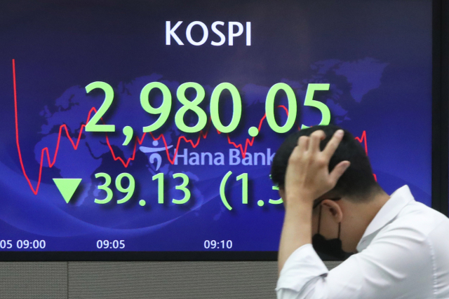 5일 코스피가 3,000선 아래로 떨어졌다. 이날 코스피 지수는 전장보다 21.01포인트 내린 2,998.17에 출발했다. 코스피가 3,000선 아래를 하회한 것은 지난 3월 25일 이후 6개월 10일만이다. 사진은 이날 오전 서울 중구 하나은행 본점 딜링룸. 연합뉴스