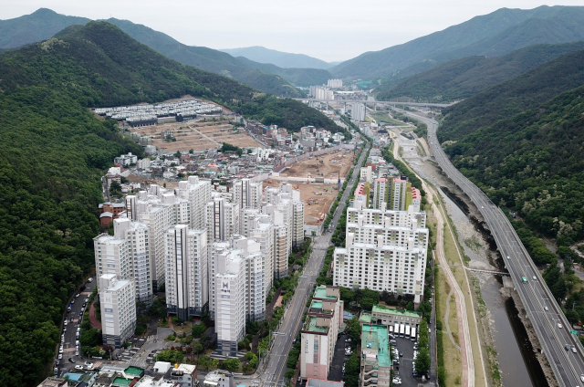 대규모 청약 미달과 입주 물량 급증에 따라 대구 아파트 미분양이 중구, 수성구로 확산할 수 있다는 우려가 커지고 있다. 수성구 일대 아파트 공사 현장. 사진은 기사 내용과 관계 없음. 매일신문 DB