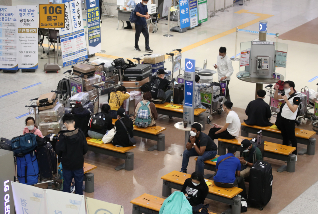 29일 영종도 인천국제공항 제1여객터미널에서 해외 입국자들이 대기하고 있다. 연합뉴스