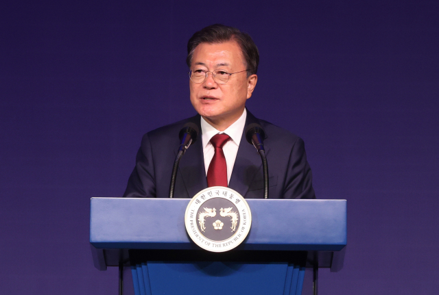 문재인 대통령이 5일 서울 그랜드 워커힐호텔에서 열린 제15회 세계한인의 날 기념식에서 기념사를 하고 있다. 연합뉴스