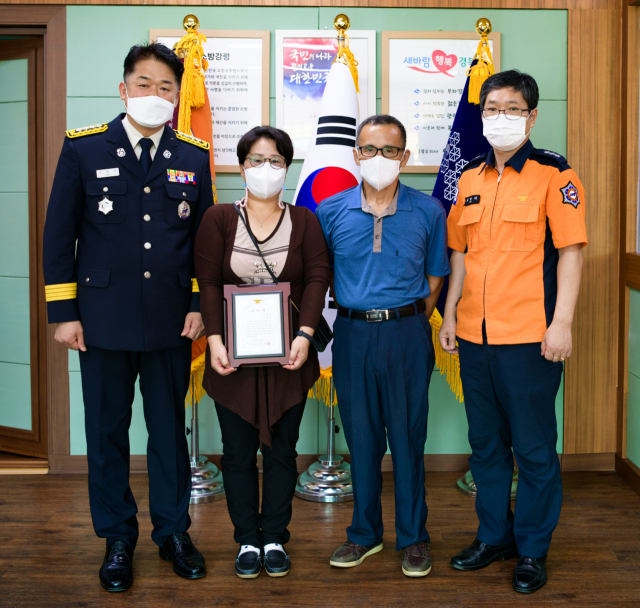 성주소방서는 이웃 포도농장 화재 확산을 막은 이종덕·이현미 씨 부부에게 표창패를 전달했다. 성주소방서 제공