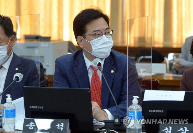 송언석 의원이 지난해 10월 20일 경기도청에서 열린 국회 국토교통위원회의 경기도에 대한 국정감사에서 질의하고 있다. 연합뉴스