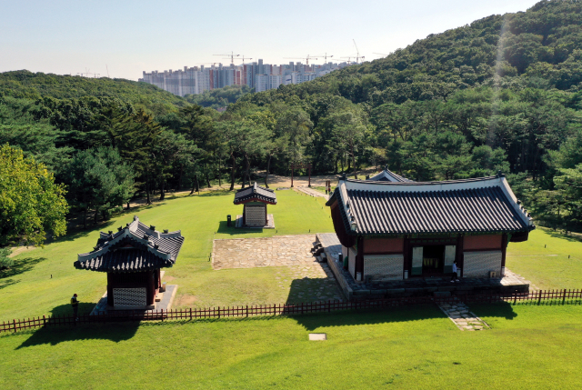 30일 오후 경기도 김포시 풍무동 장릉 전방에 인천 서구 검단신도시 신축 아파트 건설 현장이 보인다. 문화재청은 이들 아파트 단지 3곳의 건설사가 문화재 반경 500ｍ 안에서 공사를 진행해 문화재보호법을 위반했다며 공사 중단 명령을 내렸다. 이에 따라 이날부터 아파트 단지 2곳의 공사는 중단됐지만, 나머지 1곳은 집행 정지 가처분 신청이 인용되면서 공사가 계속되고 있다. 사적 202호이자 유네스코 세계문화유산으로 등재된 김포 장릉은 조선 선조의 5번째 아들이자 인조의 아버지인 원종(1580∼1619)과 부인 인헌왕후(1578∼1626)의 무덤이다. 연합뉴스