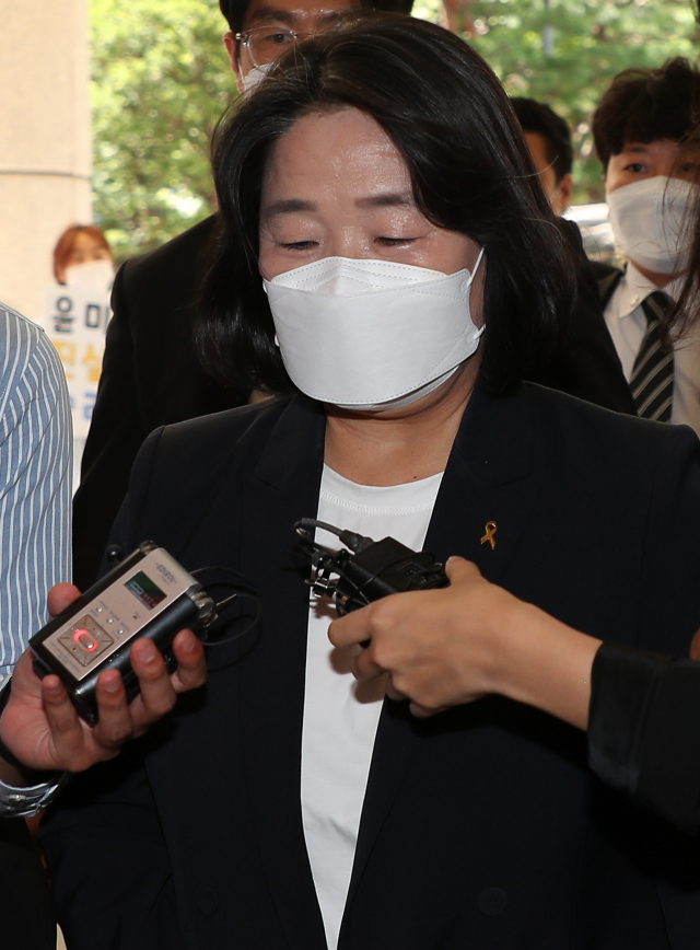 정의기억연대 후원금 유용 혐의 등으로 기소된 무소속 윤미향 의원이 17일 오후 서울 마포구 서부지법에서 열리는 2차 공판에 출석하고 있다. 연합뉴스