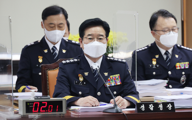 김창룡 경찰청장이 5일 오후 서울 서대문구 경찰청에서 열린 국회 행정안전위원회의 경찰청 국정감사에서 질의에 답변하고 있다. 연합뉴스