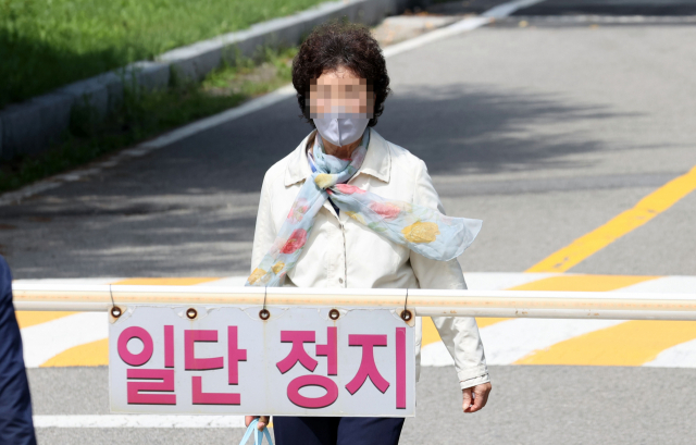 요양병원 불법 개설과 요양급여 부정 수급 혐의로 1심에서 실형을 선고받고 구속됐던 윤석열 전 검찰총장의 장모 최모 씨가 지난달 9일 오후 보석으로 석방돼 서울구치소를 나서고 있다. 연합뉴스