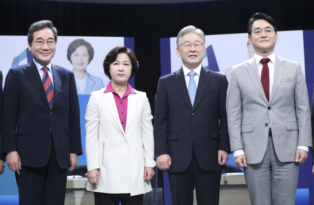 5일 오후 경기도 부천시 OBS에서 열린 더불어민주당 대선 후보 토론회에 참석한 이낙연(왼쪽부터), 추미애, 이재명, 박용진 후보가 포즈를 취하고 있다. 연합뉴스