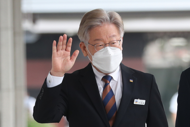 이재명 경기도지사가 5일 오전 임시회 출석을 위해 경기도의회로 이동하던 중 지지자들에게 손을 흔들고 있다. 연합뉴스