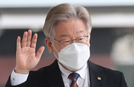 이재명 경기도지사가 5일 오전 임시회 출석을 위해 경기도의회로 이동하던 중 지지자들에게 손을 흔들고 있다. 연합뉴스