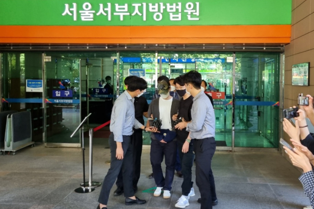 서울 마포구의 한 오피스텔에서 자신과 말다툼을 하던 여자친구를 폭행해 숨지게 한 30대 남성이 15일 서울서부지법에서 구속 전 피의자 심문(영장실질심사)을 마친 뒤 법정에서 나오고 있다. 연합뉴스