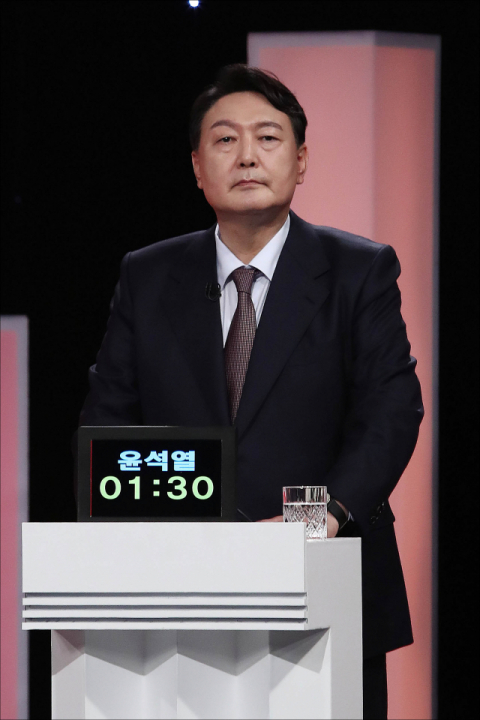 국민의힘 윤석열 대선 경선 예비후보가 5일 오후 서울 여의도 한국방송공사 스튜디오에서 제6차 방송토론회를 준비하고 있다. 연합뉴스