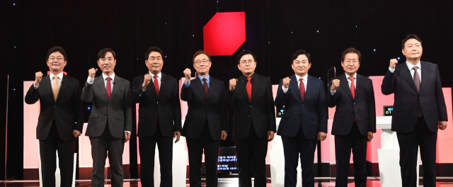 국민의힘 유승민(왼쪽부터), 하태경, 안상수, 최재형, 황교안, 원희룡, 홍준표, 윤석열 대선 경선 예비후보가 5일 오후 서울 여의도 한국방송공사 스튜디오에서 열린 제6차 방송토론회에 앞서기념촬영을 하고 있다. 연합뉴스