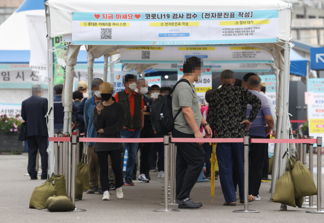 5일 오전 서울역광장에 마련된 신종 코로나바이러스 감염증(코로나19) 임시 선별검사소에서 시민들이 검사를 받기 기다리고 있다. 중앙방역대책본부(방대본)는 이날 0시 기준으로 신규 확진자가 1천575명 늘어 누적 32만1천352명이라고 밝혔다. 연합뉴스