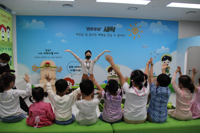 경상북도선거관리위원회는 6일부터 새싹 유권자를 대상으로 하는 민주주의 체험관을 개관했다. 경북도선관위 제공