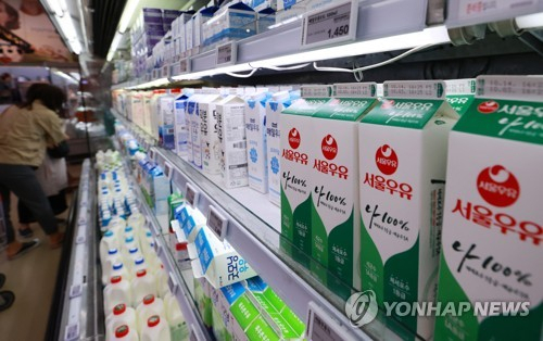 (서울=연합뉴스) 홍해인 기자 = 6일 서울의 한 마트에서 소비자가 우유를 구매하고 있다.