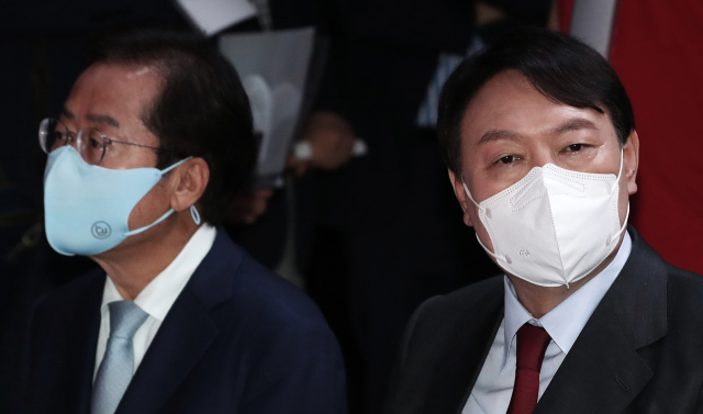 국민의힘 대권주자인 윤석열 전 검찰총장(오른쪽)과 홍준표 의원이 7일 서울 강서구 ASSA빌딩 방송스튜디오에서 열린 국민의힘 대선 경선 후보