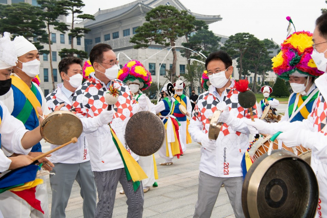 이철우 경북도지사(오른쪽)와 장세용 구미시장이 4일 경북도청 광장에서 열린 