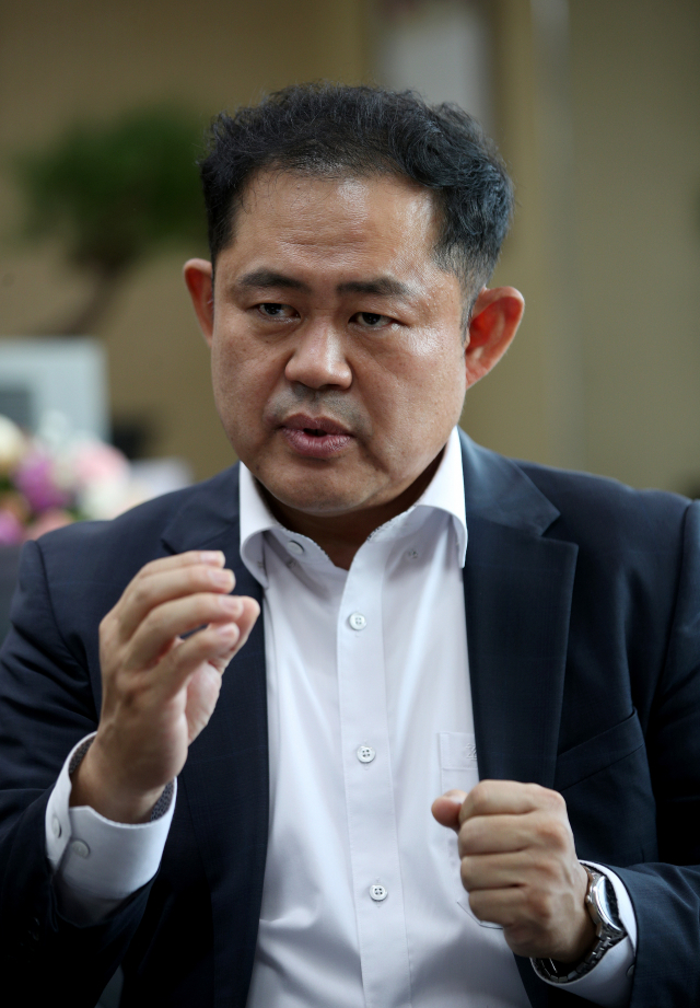 취임 한 달을 맞은 정해용 대구시 경제부시장이 한 달간의 소회와 성과 등을 설명하고 있다. 김영진 기자 kyjmaeil@imaeil.com