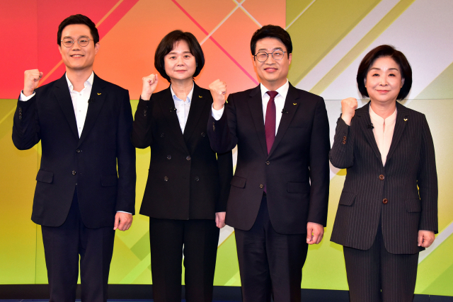 정의당 황순식(왼쪽부터), 이정미, 김윤기, 심상정 대선 경선 후보가 30일 서울 여의도 KBS에서 열린 정의당 대선경선 4차 방송토론회에 앞서 포즈를 취하고 있다. 연합뉴스