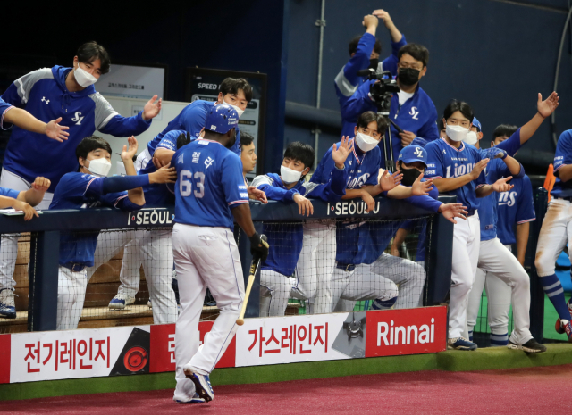 삼성라이온즈 호세 피렐라가 6일 서울 고척스카이돔에서 열린 키움히어로즈전에 지명타자로 선발 출전해 득점을 올리고 덕아웃으로 복귀하고 있다. 삼성라이온즈 제공