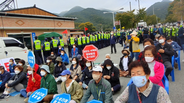 사드 반대 측이 사드 기지로 통하는 소성리 마을회관 앞 길을 막고 농성을 벌이고 있다. 사드철회 소성리종합상황실 제공