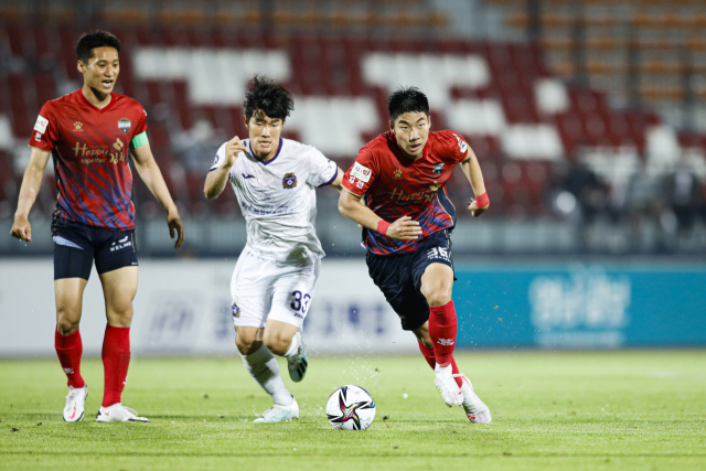 지난 7월 10일 김천상무와 FC안양의 경기에서 선수들이 볼을 다투고 있다. 김천상무는 오는 9일 안양을 상대로 리그 우승과 승격 도전에 나선다. 김천상무 제공