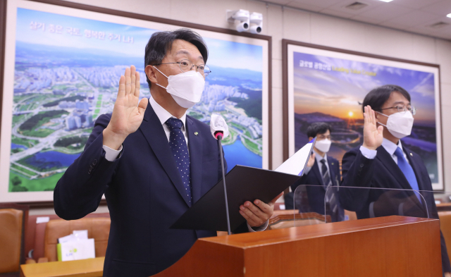 김현준 한국토지주택공사(LH) 사장이 7일 오전 서울 여의도 국회에서 열린 국토교통위원회의 한국토지주택공사(LH) 등에 대한 국정감사에서 선서하고 있다. 연합뉴스