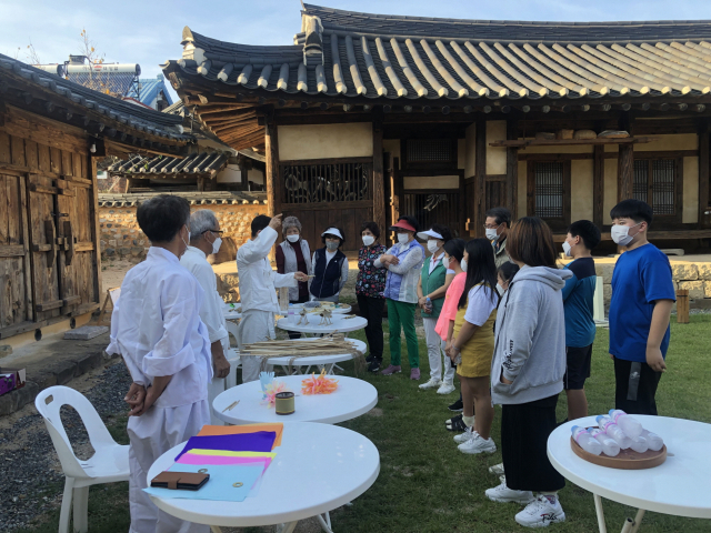 밀양시지역사회보장협의체가 교동 문화객가 사랑채에서 아동과 시니어가 함께 하는 친화 체험 프로그램을 가졌다. 밀양시 제공