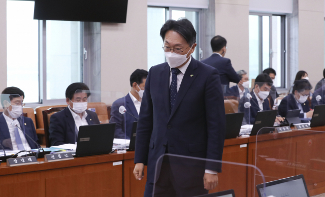 7일 오전 서울 여의도 국회에서 열린 국토교통위원회의 한국토지주택공사(LH) 등에 대한 국정감사에서 김현준 LH 사장이 선서문을 이헌승 위원장에게 전달한 뒤 자리로 향하고 있다. 연합뉴스