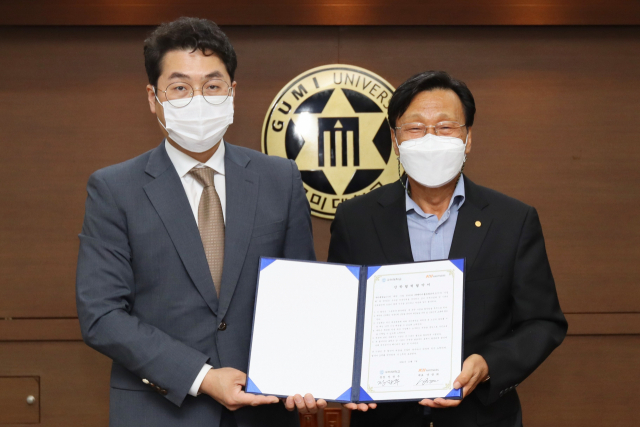 정창주(오른쪽) 구미대 총장과 양창희 ㈜에이더블유파트너스 대표가 전문인력 양성 및 취업 지원에 관한 고용예약 협약을 체결하고 있다. 구미대 제공