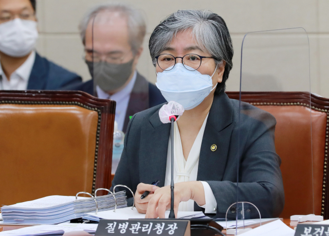 정은경 질병관리청장이 7일 서울 여의도 국회에서 열린 보건복지위 국정감사에서 의원 질의에 답변하고 있다. 연합뉴스