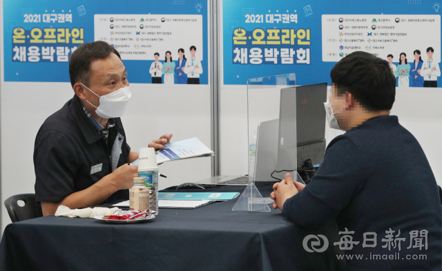 지난 10월 열린 2021 대구권역 온·오프라인 채용박람회를 찾은 한 구직 희망자가 현장 참여업체 부스에서 면접을 보고 있다. 성일권 기자 sungig@imaeil.com