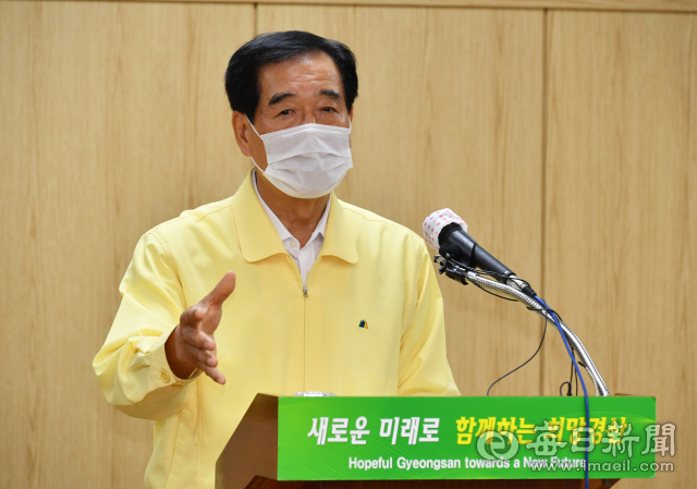 최영조 경산시장이 7일 코로나19와 관련한 브리핑을 하고 있다. 경산시 제공