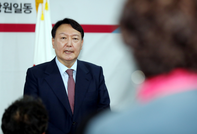 국민의힘 대권주자인 윤석열 전 검찰총장이 7일 오후 인천시 남동구 국민의힘 인천광역시당에서 각오를 묻는 당원의 질의에 답변하고 있다. 연합뉴스