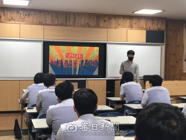 특성화고인 상주공업고등학교는 단순히 전문분야에 대한 교육에 그치지 않고 인문학의 교육에도 집중하고 있다. 사진은 지난 6월 학생들을 대상으로