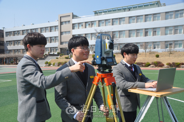 상주공업고등학교 학생들이 토목 과정에 대한 실습으로 실제 현장에서 사용하는 도구를 활용해 측량을 시행하고 있다. 상주공고 제공