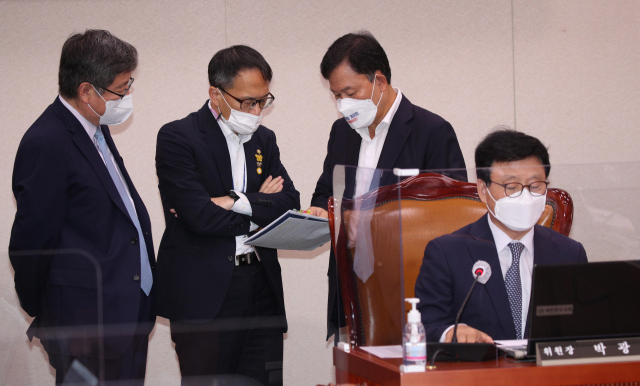 7일 오전 국회에서 열린 2021년도 법제사법위원회의 감사원 국정감사에서 여야위원들의 감사원 자료 공개 요구와 관련해 박주민 더불어민주당 간사(왼쪽두번째)와 윤한홍 국민의힘 간사(왼쪽세번째)가 이야기를 나누고 있다. 연합뉴스