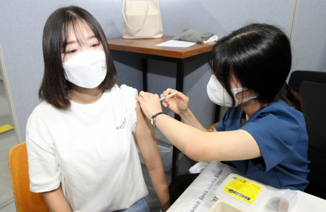 서울 동작구 홍보대사 유튜버 쯔양이 지난 9월 30일 오후 사당종합체육관에 마련된 코로나19 제1백신예방접종센터에서 화이자 백신접종을 받고 있다. [동작구 제공. 재판매 및 DB 금지] 연합뉴스
