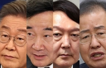 더불어민주당 대선 경선에서 낙선한 이낙연 전 대표의 일부 지지층이 이재명 경기도지사가 아닌 국민의힘 대선 주자인 윤석열 전 검찰총장을 지지키로 했다는 여론조사 결과가 나왔다. 이재명 이낙연 윤석열 홍준표. 연합뉴스