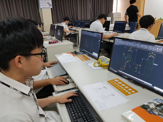 졸업인증시스템과 자격증 취득에 중점을 둔 방과후수업, 기술력을 높이는 전공 심화 동아리 등을 운영하는 것도 대구일마이스터고의 장점이다. 이곳 학생들의 수업 모습. 대구일마이스터고 제공