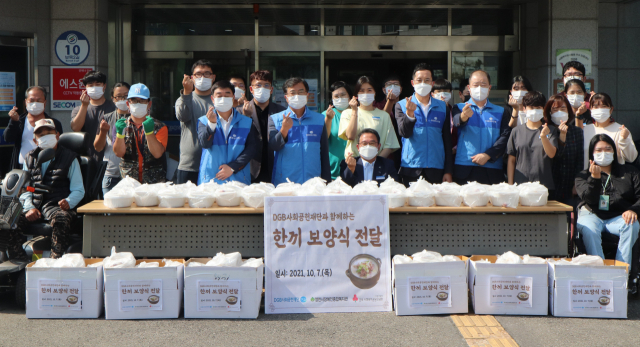 DGB대구은행 영천영업부 직원들이 영천시장애인종합복지관을 찾아 지역 장애인들의 결식예방을 위한 곰탕 보양식을 전달하고 있다. 영천시장애인종합복지관 제공