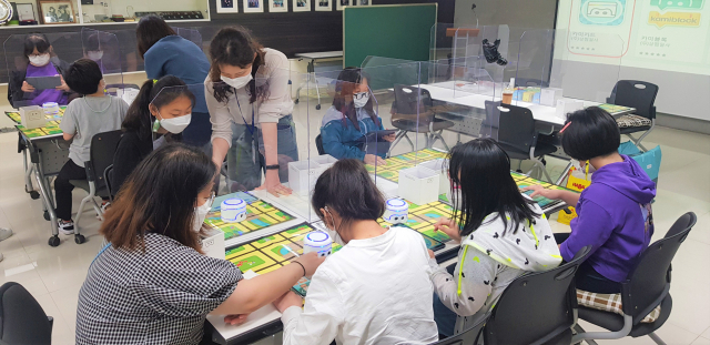 안동영명학교가 비즈쿨 교육의 일환으로 카미봇 체험을 하고 있는 모습. 안동영명학교 제공