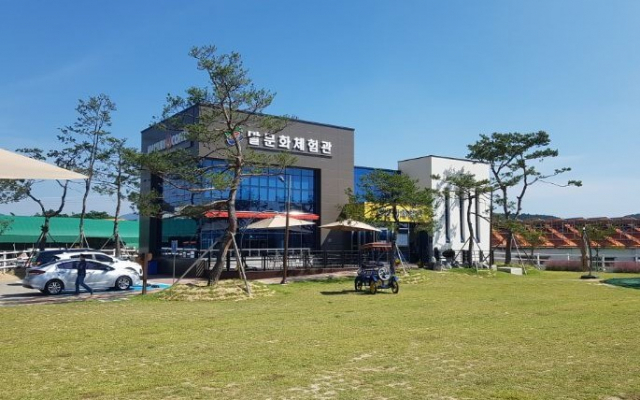 올해 4월 운주산승마장내 개장한 말문화체험관 전경. 영천시 제공
