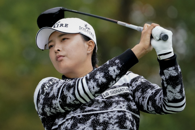 8일 미국 뉴저지주 웨스트 콜드웰의 마운틴 리지 컨트리클럽에서 열린 미국 여자프로골프(LPGA) 투어 코그니전트 파운더스컵 1라운드 2번 홀에서 세계랭킹 2위 고진영(26·한국)이 티샷을 하고 있다. 그는 이날 8언더파 63타를 기록, 선두에 올랐다. 연합뉴스