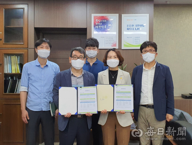 경산시와 한국토지주택공사 관계자들이 8일 경산지식산업센터 건립를 위해 경산대임지구 내 부지 매입계약을 체결했다. 경산시 제공