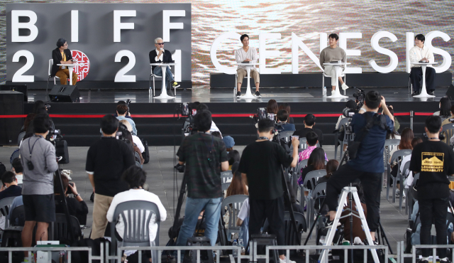 8일 오후 부산 해운대구 영화의전당 야외무대에서 제26회 부산국제영화제(BIFF) 영화 