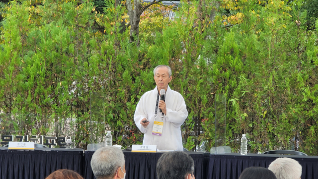 8일 경북 안동에서 열린 21세기 인문가치포럼 행사장에서 김병일 도산서원선비문화수련원 이사장이 퇴계 선생의 언행록에 대해 이야기 하고 있다. 안동시 제공