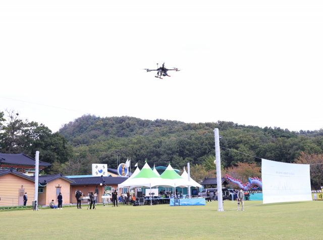 8일 대구 수성구 고모동 동대사 앞 잔디광장에서 진행된 2021년 수성구 드론실증도시 구축사업 시연회에서 드론이 실종자 수색을 위해 비행하고 있다. 수성구청 제공.