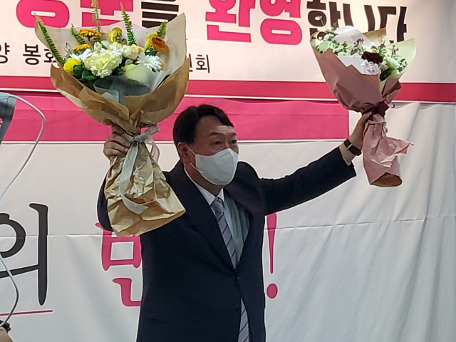 윤석열 후보가 당직자들이 전달한 꽃다발을 들어 보이고 있다. 마경대 기자